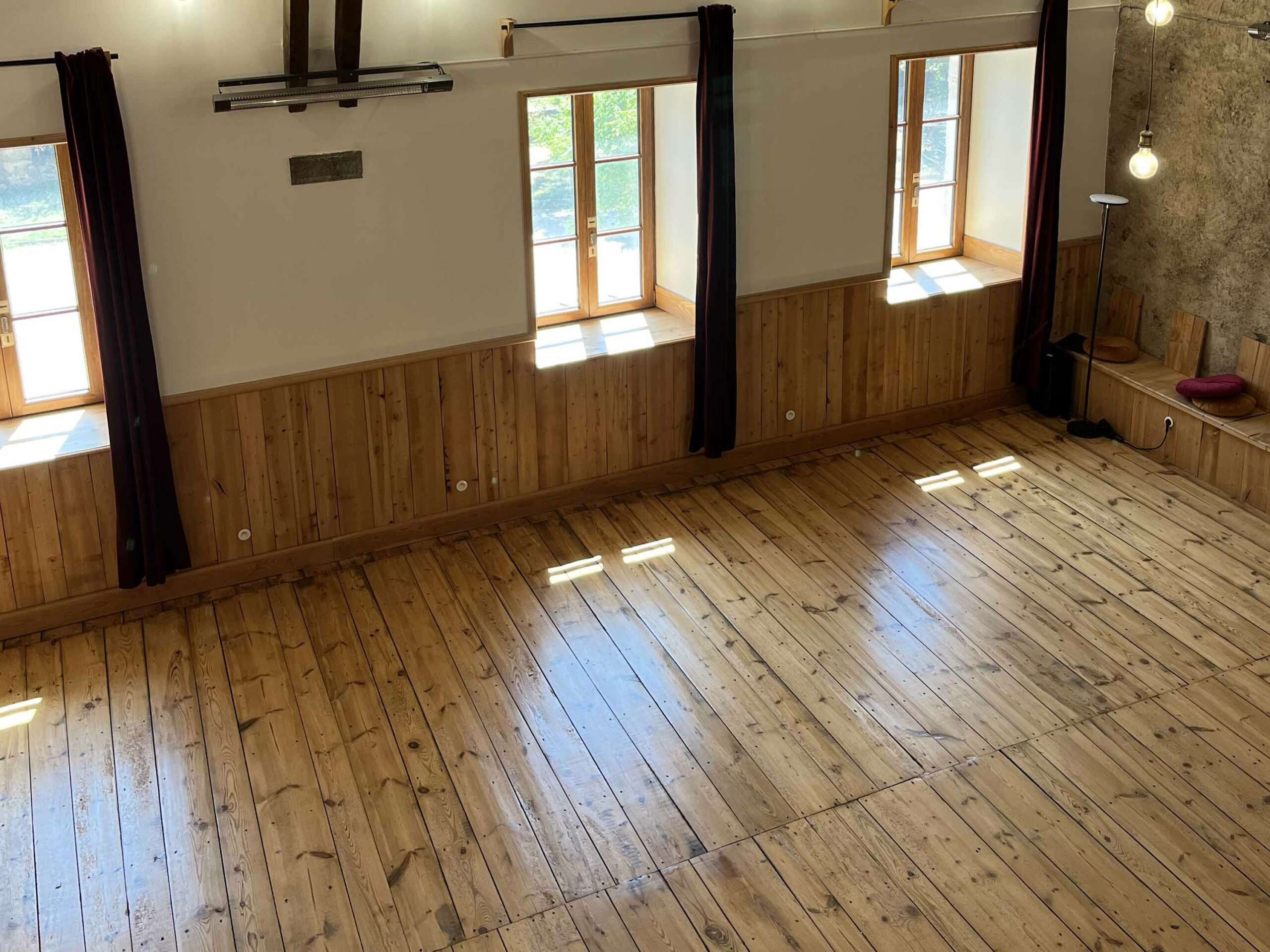 vue-salle-en-location-pour-associations-yoga-activites-zen-medecine-douce-annonay-ardeche-1