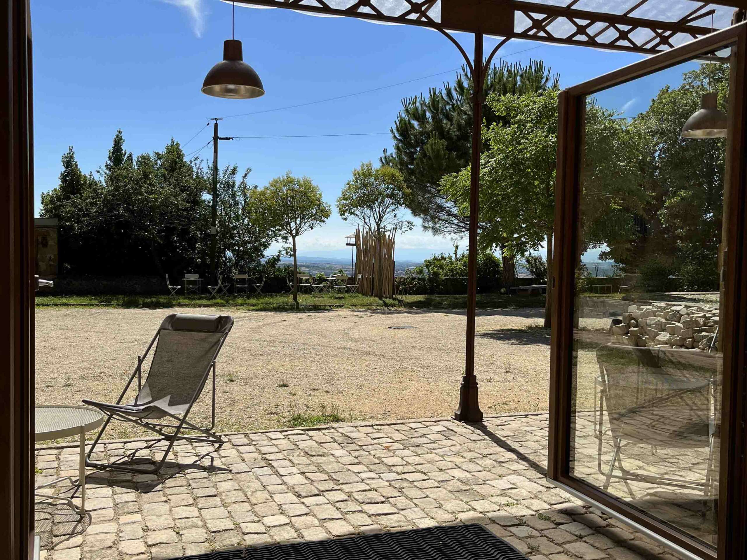 vue-terrasse-ombragee-pergola-artisanale-salle-et-gite-a-louer-annonay-porte-du-pilat-ardeche