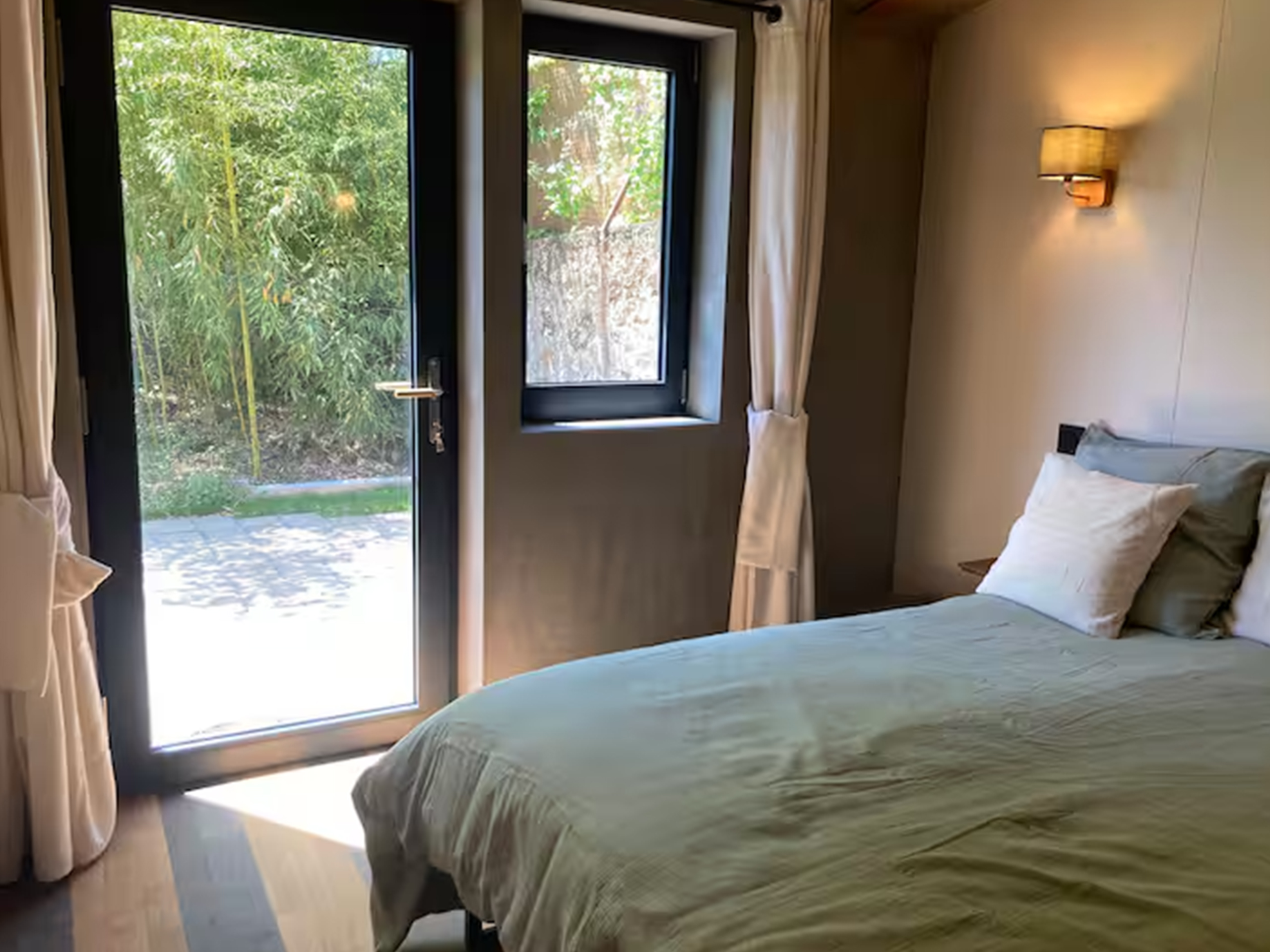chambre-lit-double-la-voliere-hebergement-tourisme-therapeutes-ardeche-annonay